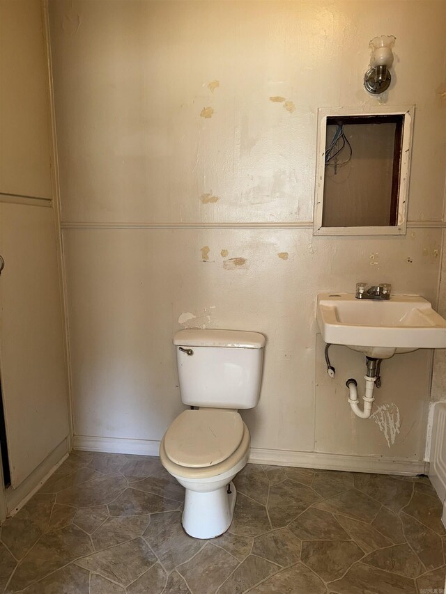 1107 Reynolds St, Clarksville, AR 72830 - half bathroom with toilet