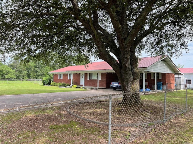 ranch-style house featuring a front yard