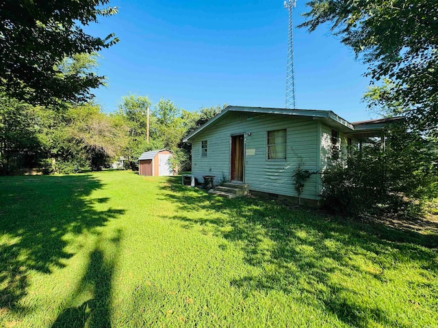 view of yard featuring a storage shed