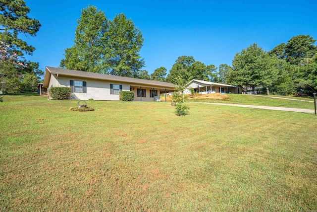 ranch-style home featuring a front lawn