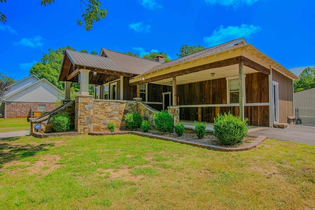 view of front of home featuring a front lawn