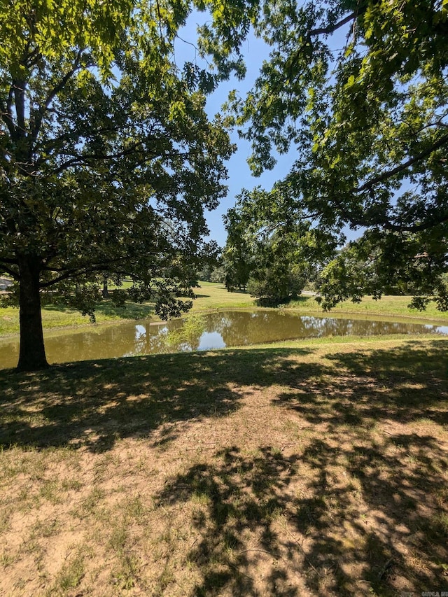 view of yard featuring a water view