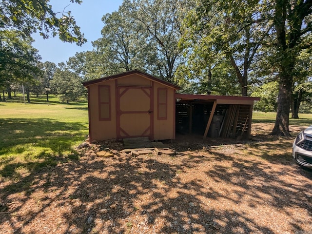 view of outdoor structure featuring a yard