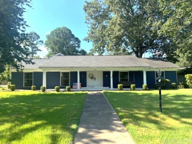 ranch-style home featuring a front lawn