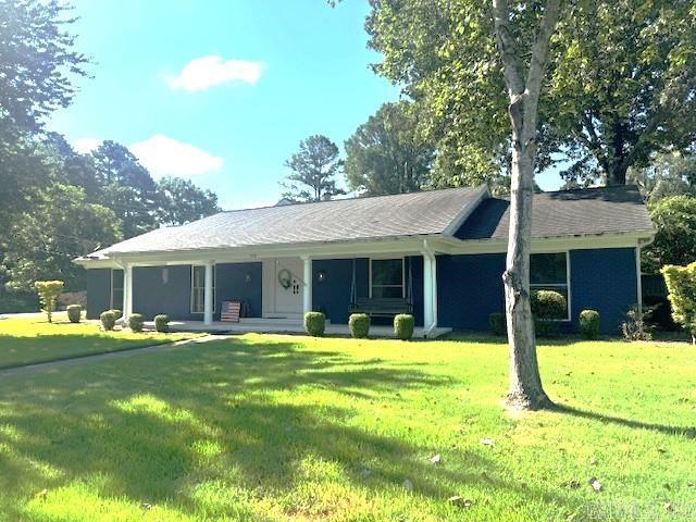 view of front of home featuring a front yard