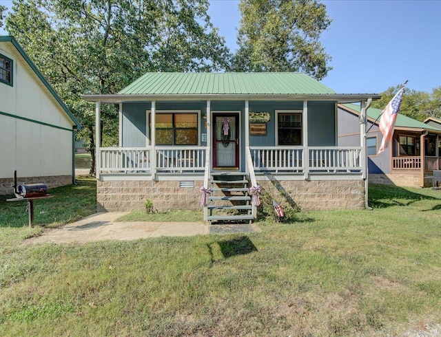 view of front facade featuring a front lawn and a porch