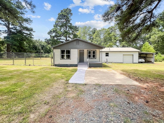 view of front of property featuring a front yard