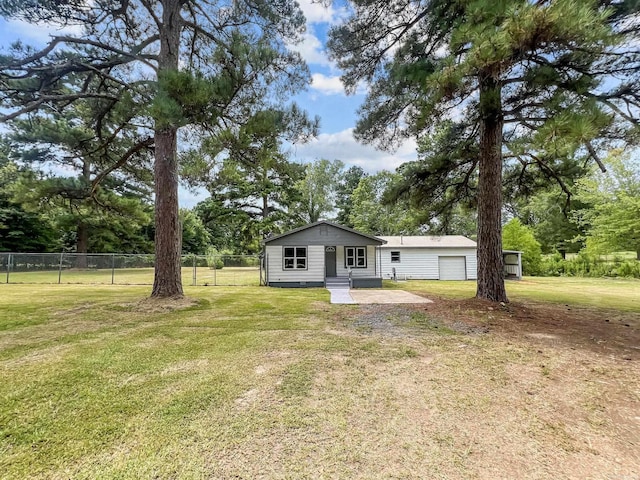 view of front of home featuring a front yard