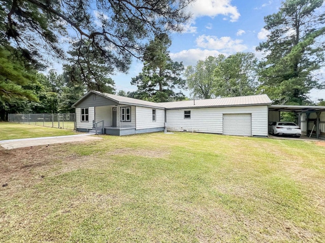 manufactured / mobile home featuring a front lawn