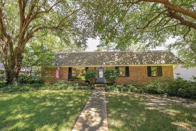 ranch-style house featuring a front yard