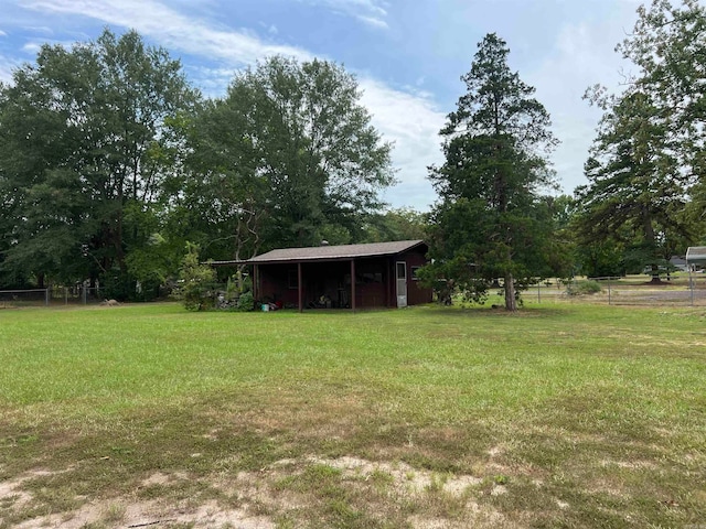 view of yard featuring an outdoor structure