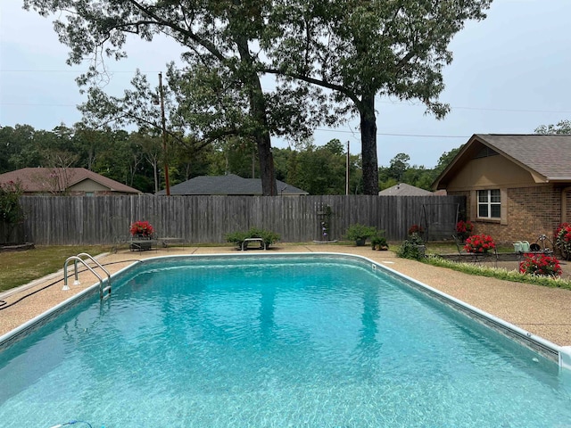 view of swimming pool