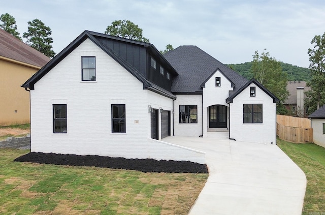 modern farmhouse style home featuring a front lawn