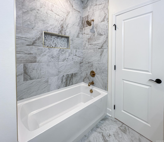 bathroom with tiled shower / bath