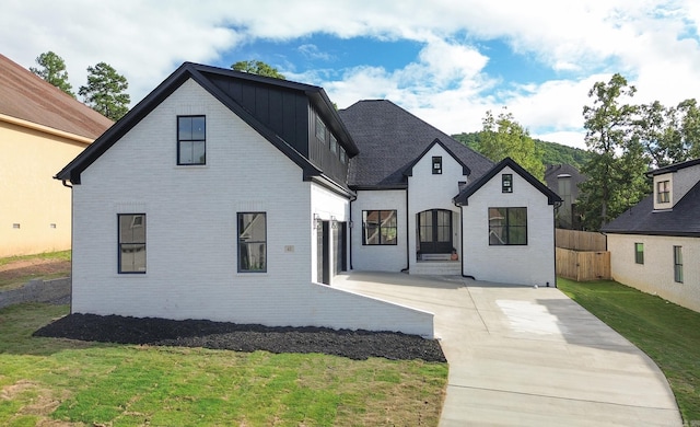 view of front of house with a front lawn