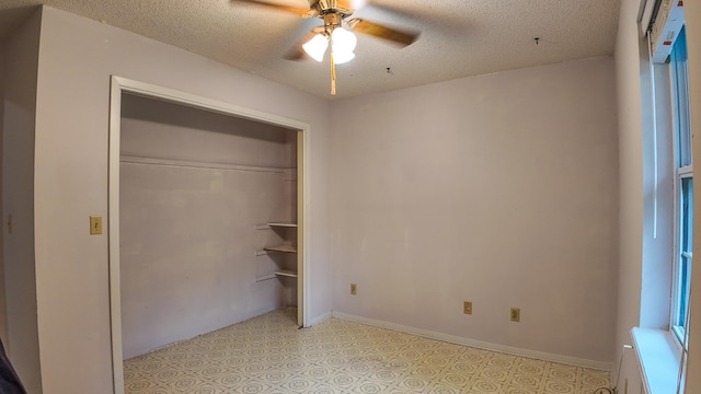 unfurnished bedroom with ceiling fan, a textured ceiling, and a closet