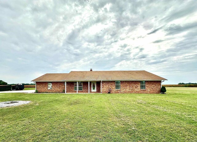 single story home featuring a front yard