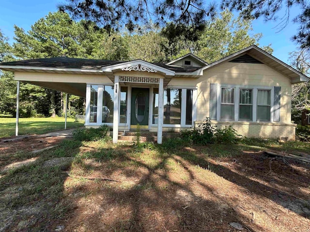 view of front of property with a front lawn