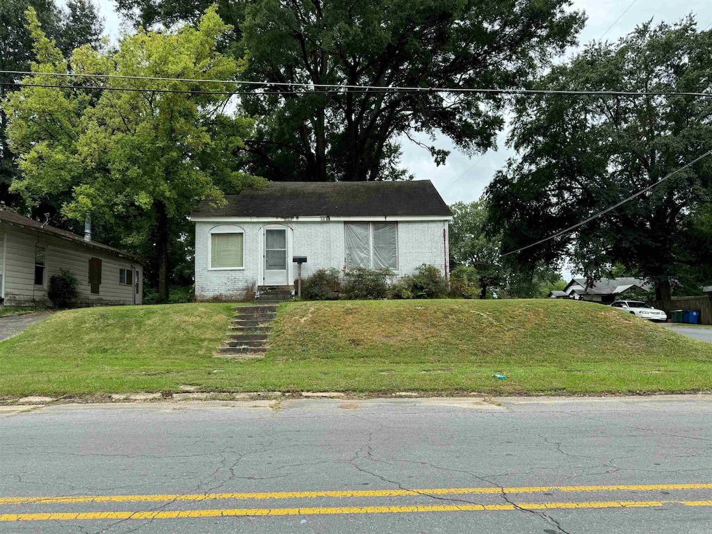 view of front of house with a front lawn