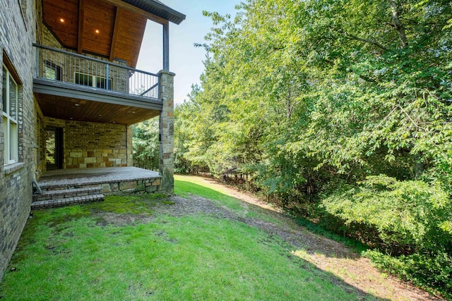 view of yard featuring a balcony