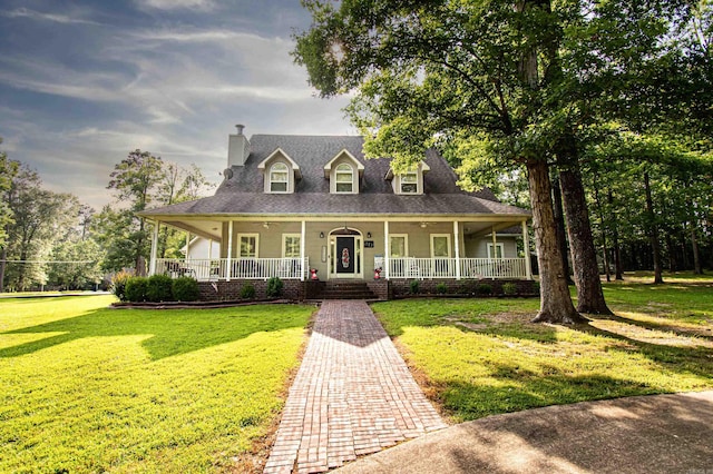 view of front facade featuring a front lawn and a porch