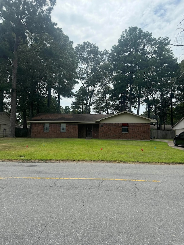 single story home with a front lawn