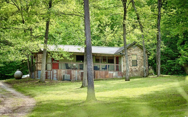 view of front facade featuring central AC and a front lawn