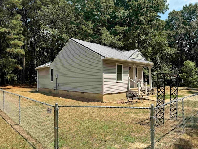 view of front of house featuring a front yard and covered porch