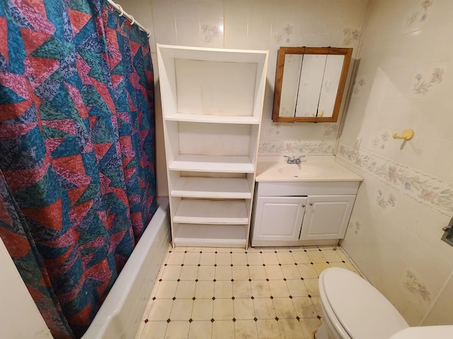 187 N Monroe St, Piggott, AR 72454 - full bathroom featuring vanity, shower / tub combo, and toilet