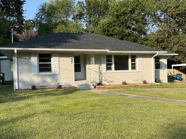 view of front of house featuring a front yard