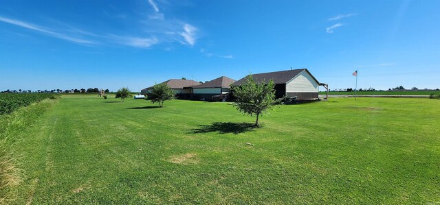 view of yard featuring a rural view