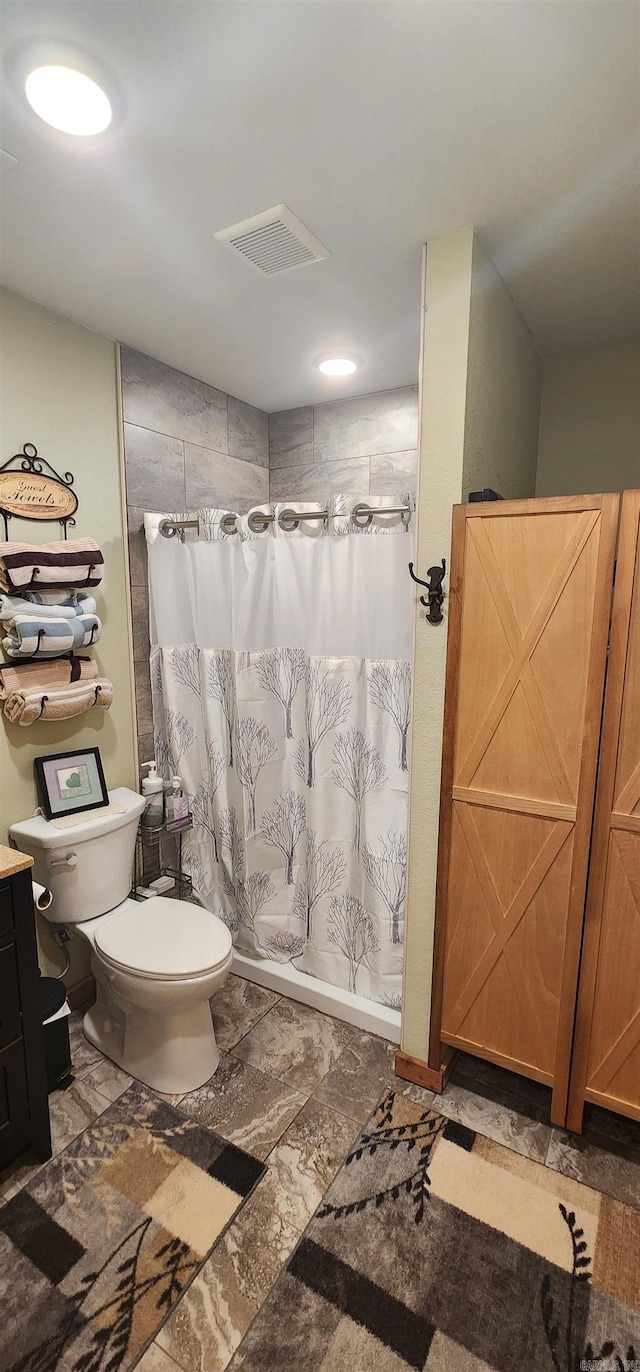 full bathroom featuring toilet, a shower with shower curtain, and vanity