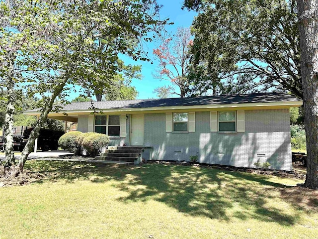 ranch-style house featuring a front yard