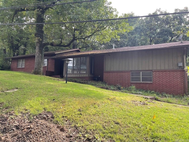 single story home with a front yard