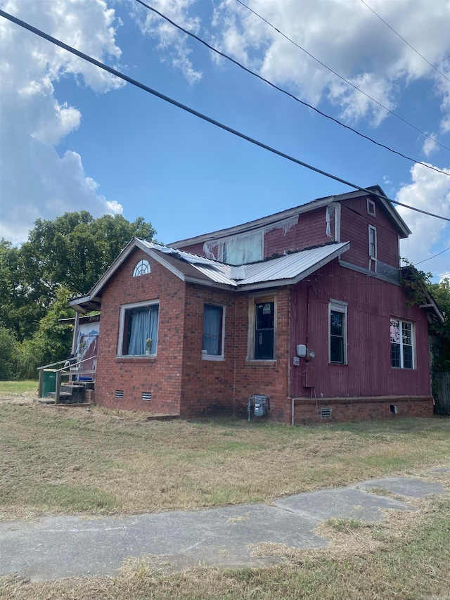 view of side of home featuring a yard