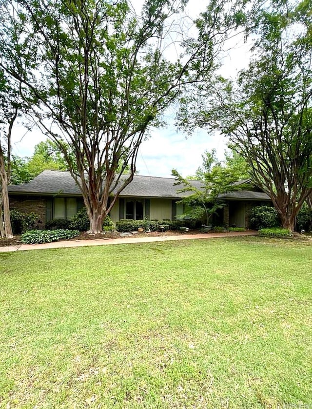 view of front of house featuring a front yard