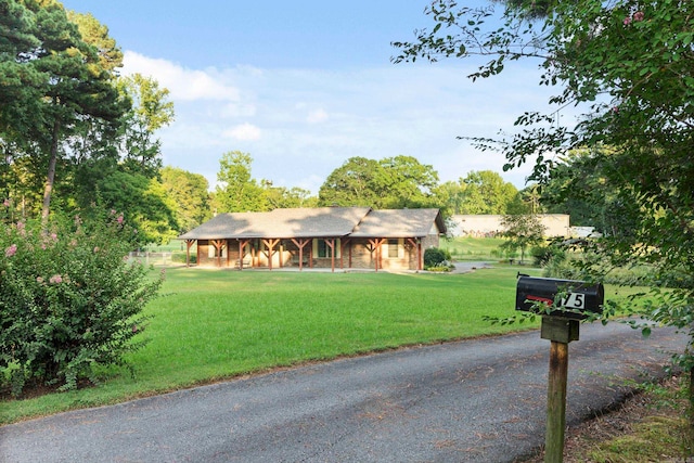 ranch-style home featuring a front lawn