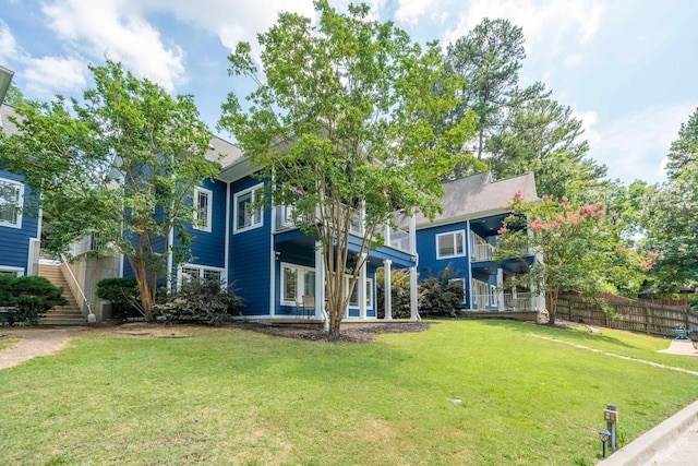 view of front of property featuring a front lawn