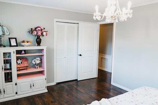 bedroom featuring ornamental molding, a closet, dark hardwood / wood-style flooring, and a chandelier