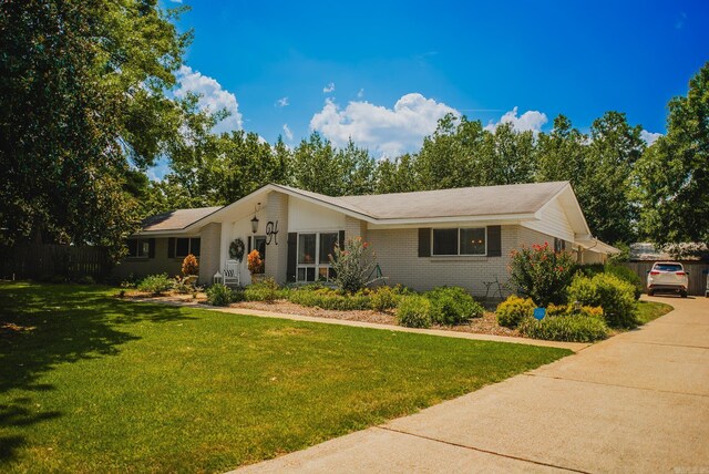 ranch-style house featuring a front lawn