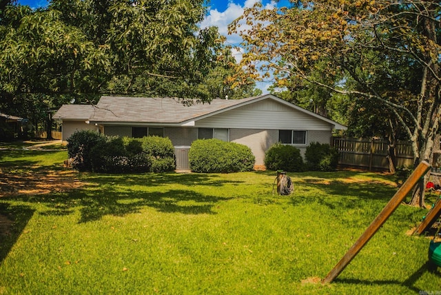 view of front of property featuring brick siding, a front lawn, and fence