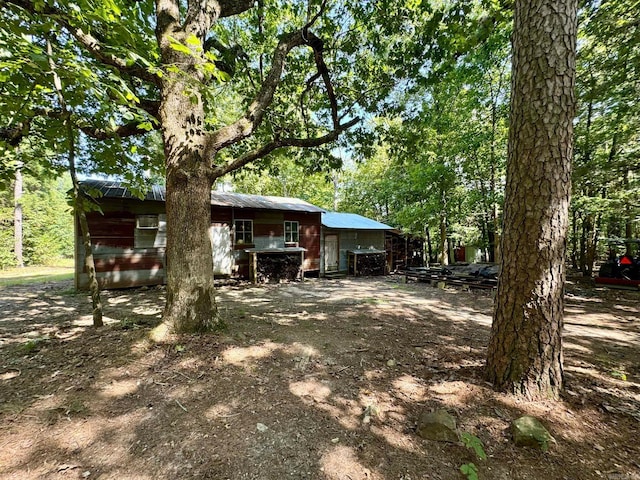 view of yard featuring an outdoor structure