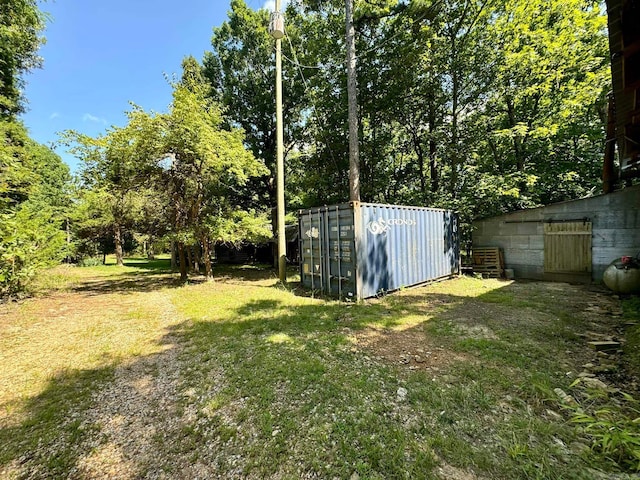 view of yard with an outbuilding