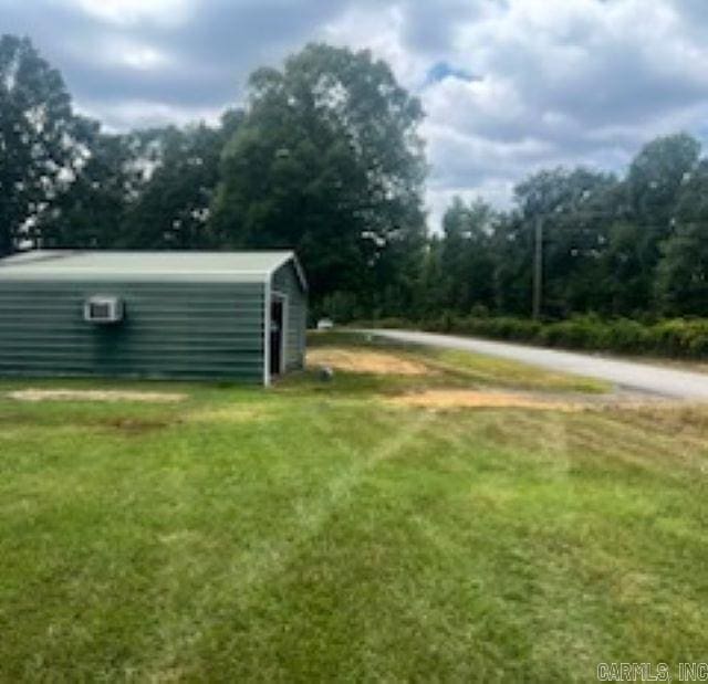 view of yard with an outbuilding