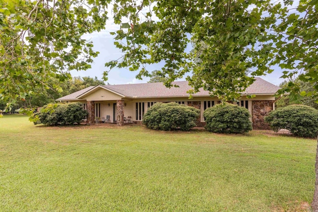 single story home with a front yard