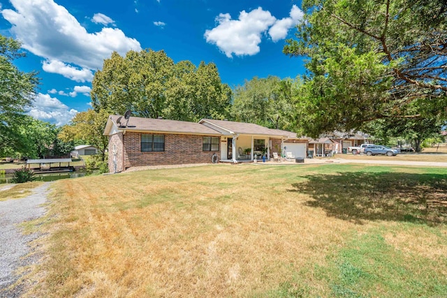 view of front of home featuring a front yard