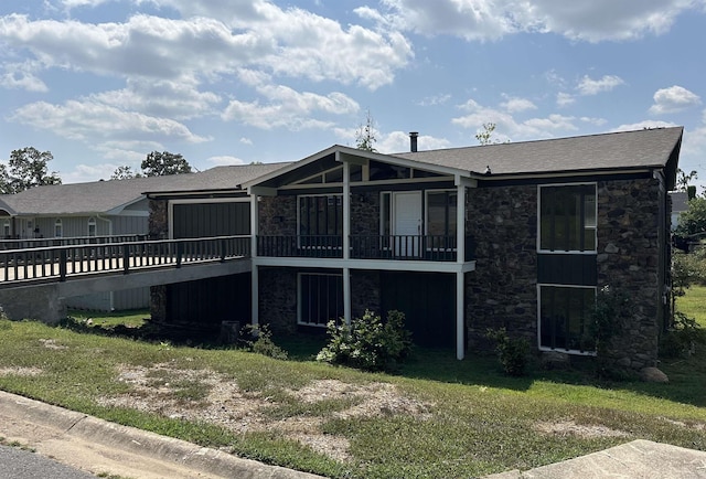 back of house featuring a yard