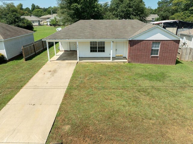 view of front of house featuring a carport and a front yard