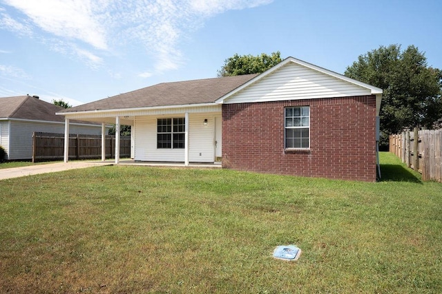 ranch-style house featuring a front yard