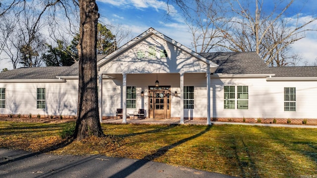 view of front of home featuring a front yard